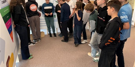 Powiększ grafikę: Uczniowie podczas warsztatów