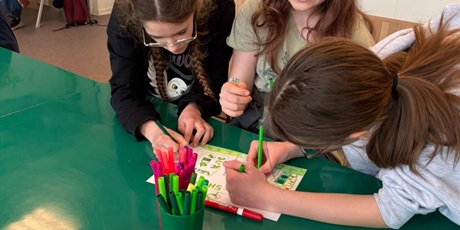 Powiększ grafikę: Uczniowie podczas warsztatów