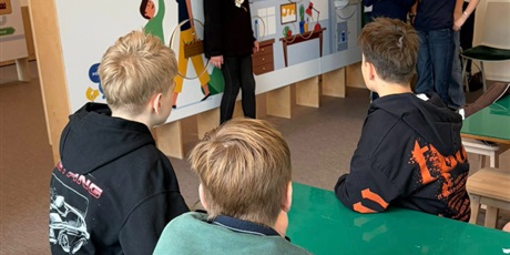 Powiększ grafikę: Uczniowie podczas warsztatów