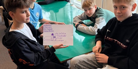 Powiększ grafikę: Uczniowie podczas warsztatów