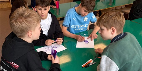 Powiększ grafikę: Uczniowie podczas warsztatów