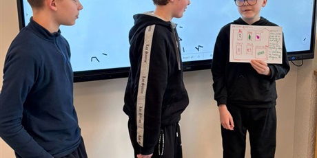 Powiększ grafikę: Uczniowie podczas warsztatów