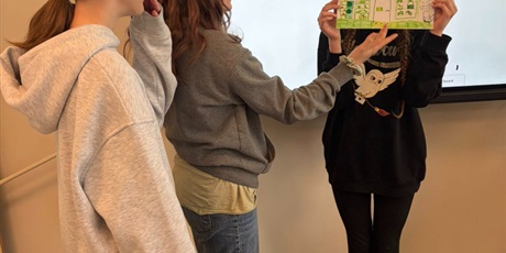 Powiększ grafikę: Uczniowie podczas warsztatów