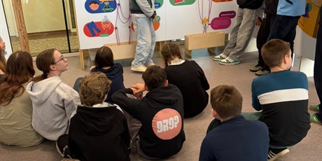 Powiększ grafikę: Uczniowie podczas warsztatów