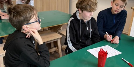 Powiększ grafikę: Uczniowie podczas warsztatów