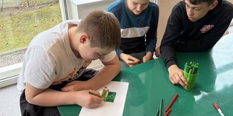 Powiększ grafikę: Uczniowie podczas warsztatów