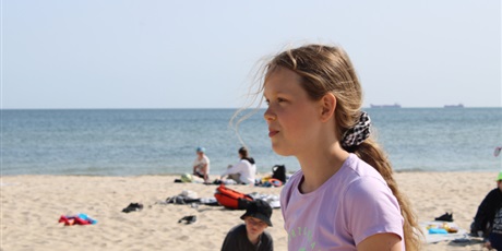 Powiększ grafikę: Dziewczynka na plaży
