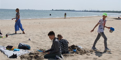 Powiększ grafikę: Grupa dzieci bawiących się na plaży