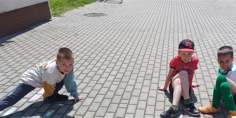 Powiększ grafikę: Zabawa dzieci