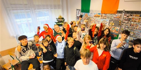 Powiększ grafikę: Dzień świątecznego swetra