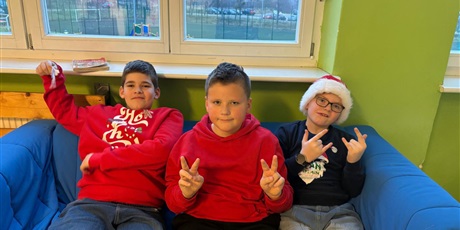 Powiększ grafikę: Dzień świątecznego swetra