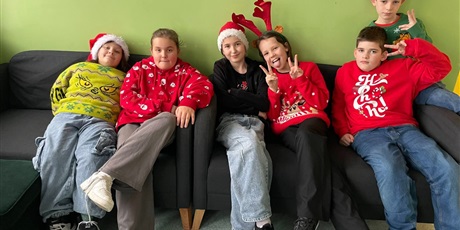 Powiększ grafikę: Dzień świątecznego swetra