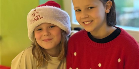 Dzień świątecznego swetra i dodatków