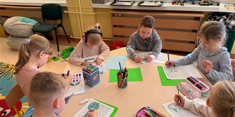 Powiększ grafikę: Dzieci podczas zajęć.