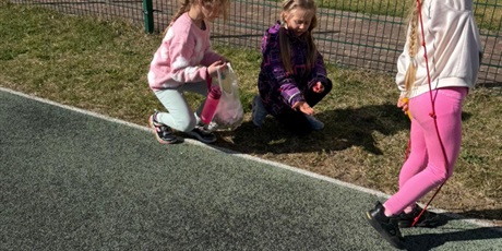 Powiększ grafikę: Dzieci podczas zajęć.