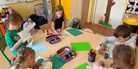 Powiększ grafikę: Dzieci podczas zajęć.