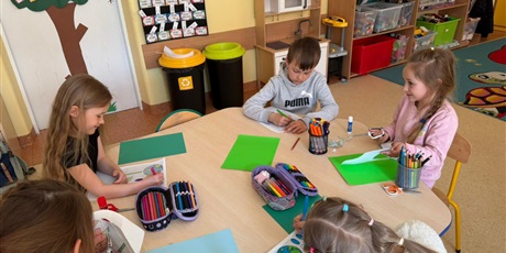 Powiększ grafikę: Dzieci podczas zajęć.