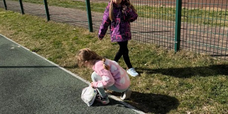 Powiększ grafikę: Dzieci podczas zajęć.