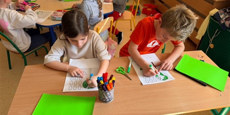 Powiększ grafikę: Dzieci podczas zajęć.