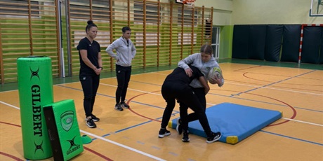 Powiększ grafikę: Zajęcia sportowe z niezwykłymi sportsmenkami.