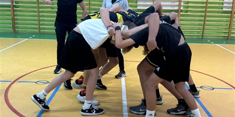 Powiększ grafikę: Zajęcia sportowe z niezwykłymi sportsmenkami.