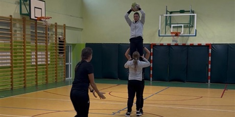 Powiększ grafikę: Zajęcia sportowe z niezwykłymi sportsmenkami.