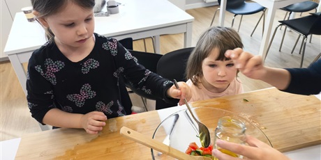 Powiększ grafikę: Wspólne zajęcia kulinarne z przedszkolakami