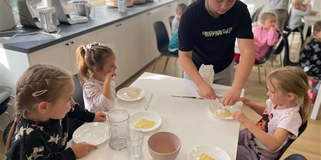 Powiększ grafikę: Wspólne zajęcia kulinarne z przedszkolakami