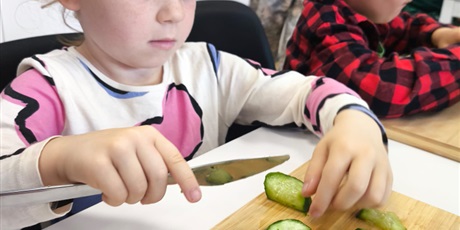 Powiększ grafikę: Wspólne zajęcia kulinarne z przedszkolakami