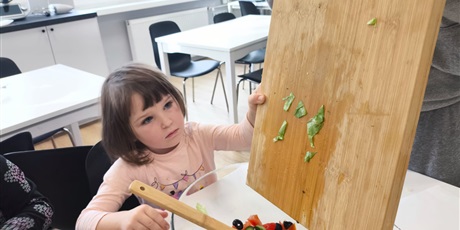 Powiększ grafikę: Wspólne zajęcia kulinarne z przedszkolakami