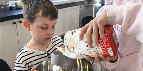 Powiększ grafikę: Wspólne zajęcia kulinarne z przedszkolakami