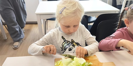 Powiększ grafikę: Wspólne zajęcia kulinarne z przedszkolakami