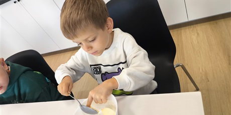 Powiększ grafikę: Wspólne zajęcia kulinarne z przedszkolakami