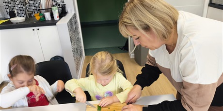 Powiększ grafikę: Wspólne zajęcia kulinarne z przedszkolakami