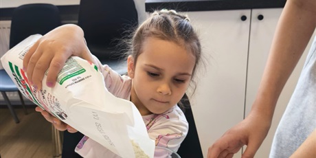 Powiększ grafikę: Wspólne zajęcia kulinarne z przedszkolakami
