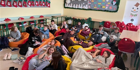 Powiększ grafikę: Uczniowie podczas seansu