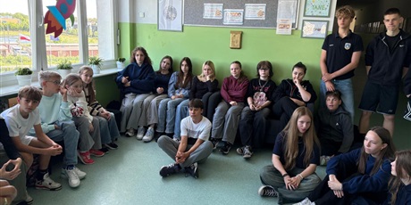 Powiększ grafikę: Uczniowie korzystający z zakupionych rzeczy