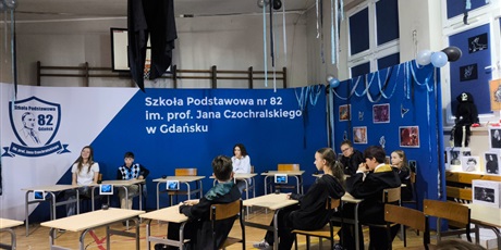 Powiększ grafikę: Uczniowie podczas wręczania nagród