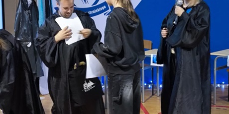 Powiększ grafikę: Uczniowie podczas wręczania nagród