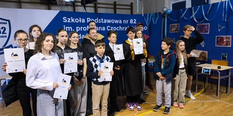Powiększ grafikę: Uczniowie podczas wręczania nagród