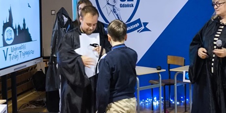 Powiększ grafikę: Uczniowie podczas wręczania nagród