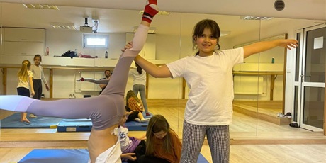 Powiększ grafikę: Uczennice podczas zajęć