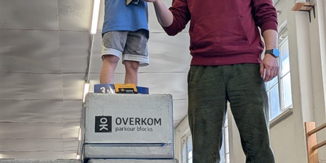 Powiększ grafikę: Uczeń na podium