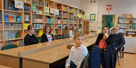 Powiększ grafikę: grupa uczniów siedząca w ławkach szkolnych