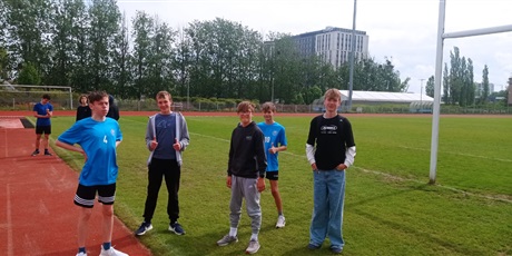 Powiększ grafikę: Uczniowie podczas zawodów