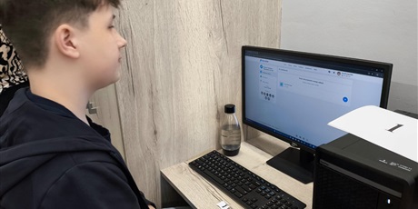 Powiększ grafikę: Uczniowie podczas konkursu