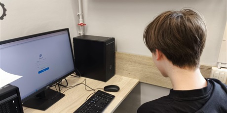 Powiększ grafikę: Uczniowie podczas konkursu