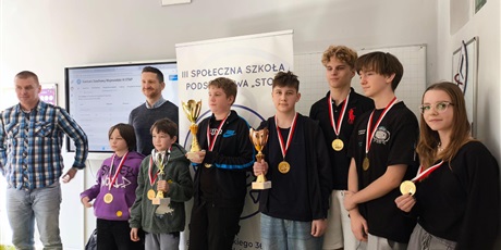 Powiększ grafikę: Uczniowie podczas konkursu