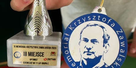 Powiększ grafikę: Puchar i medal uczennicy