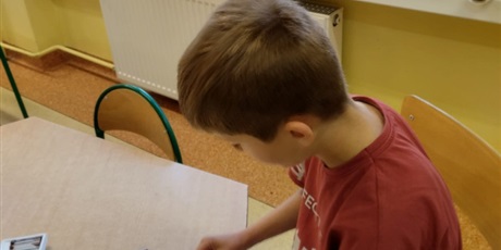 Powiększ grafikę: Dzieci podczas zajęć w świetlicy